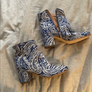 Indigo rd heeled blue and white print booties
